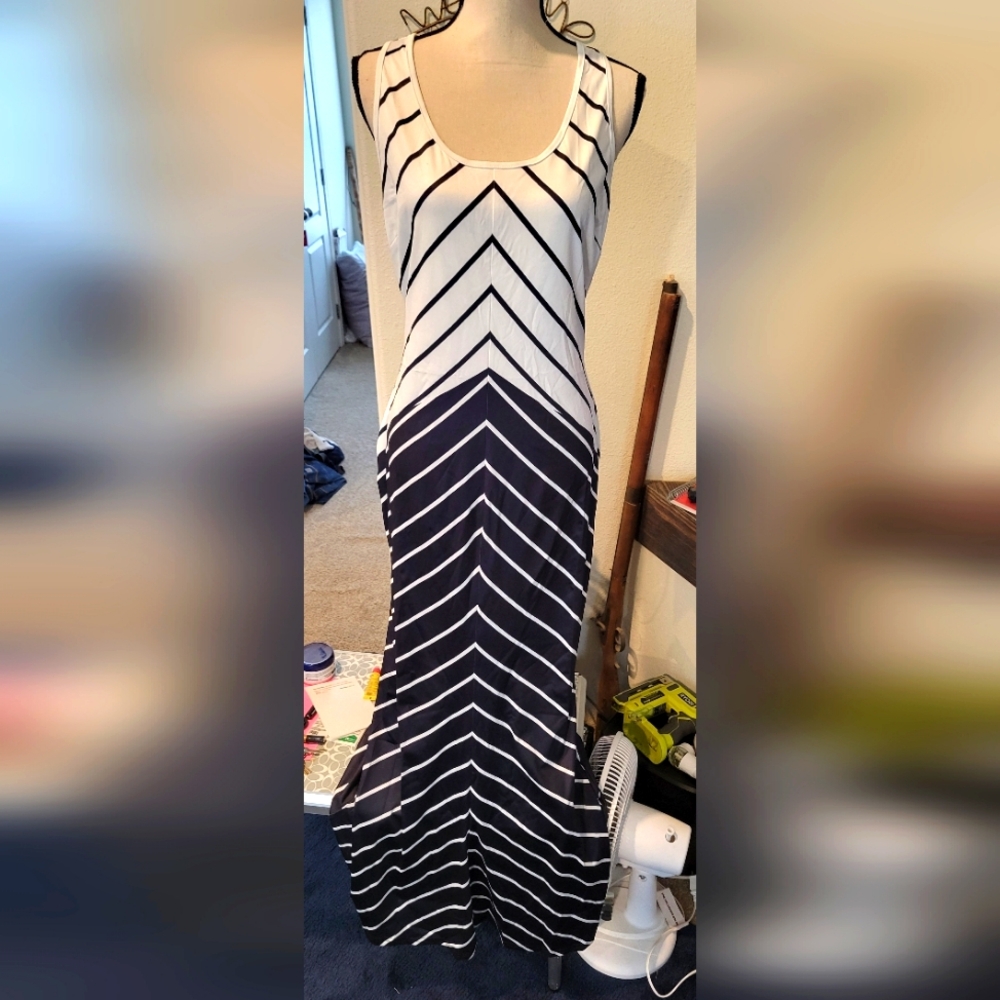 Women's plus size 2X maxi cross back dress. NWOT. slimming design